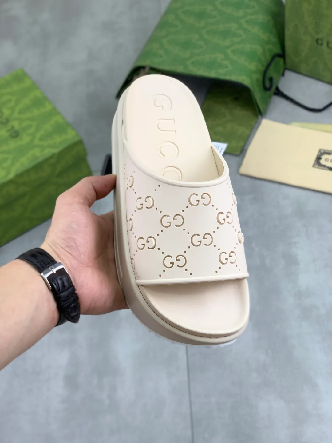 Men's Men's Shoes 💰P300💰[New Style] High Version 🎁🎁🎁 GUCCI New Year of the Snake casual slippers, original official website, perfect workmanship, transmitting a kind of noble luxury, sublimating its definition of luxury in Gucci's high-end extraordinary craftsmanship. Original Gucci double G combination outsole, code number: 35-46, complete package